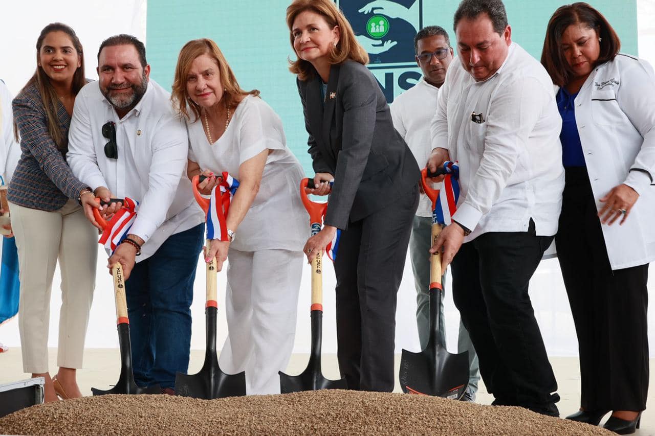 Read more about the article Vicepresidenta deja iniciados trabajos de remozamiento del Hospital Armida García