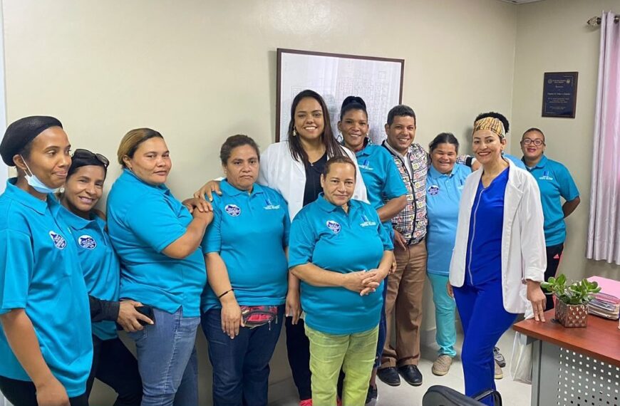 Comprometidos con nuestra identidad,entrega de uniformes al personal de nuestro Hospital Dr. pedro Antonio céspedes