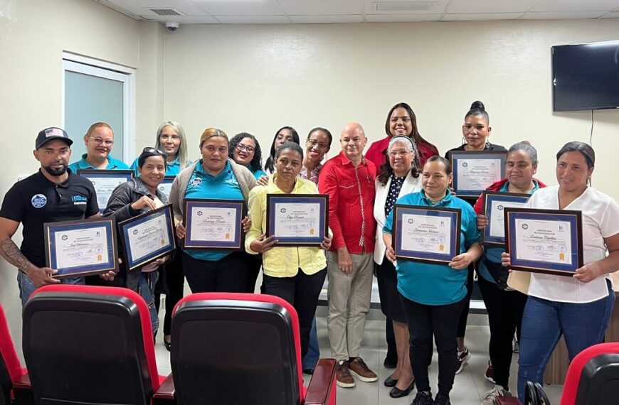 Entrega de certificación en Prevención y control de Infecciones a la Atención en Salud