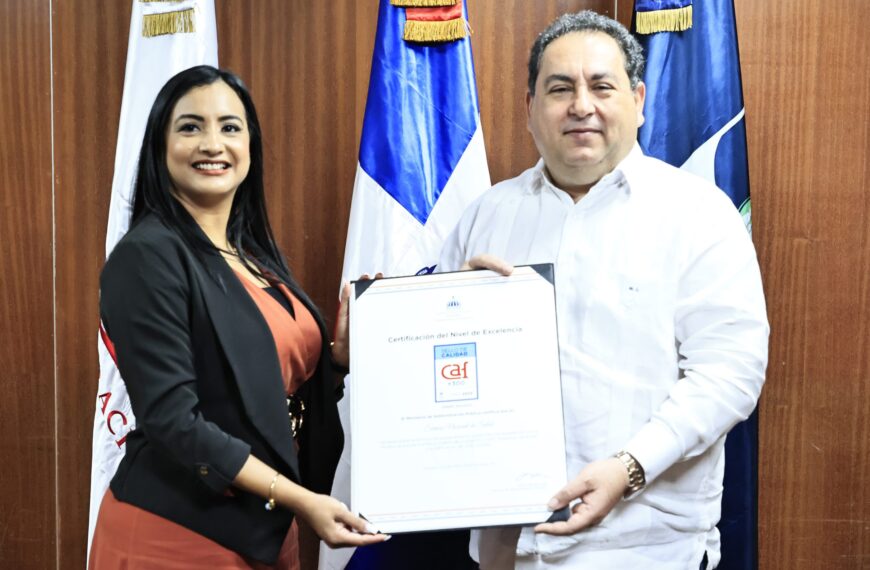 SNS recibe Sello CAF+300, reconocimiento a la excelencia en la gestión pública