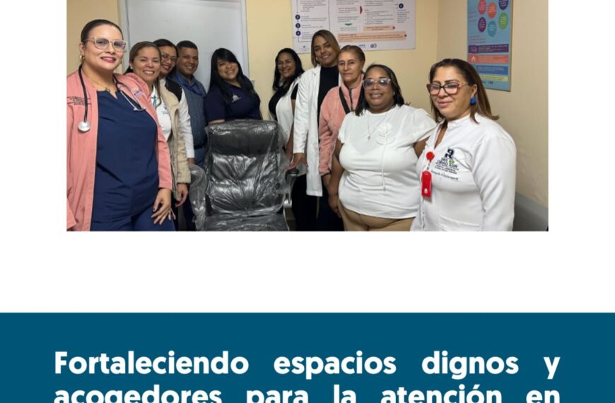 La donación de un sillón de escritorio y un televisor plasma por parte del Patronato de Salud de Constanza es una excelente iniciativa para mejorar el espacio de atención integral para adolescentes en el Hospital Municipal Dr. Pedro Antonio Céspedes