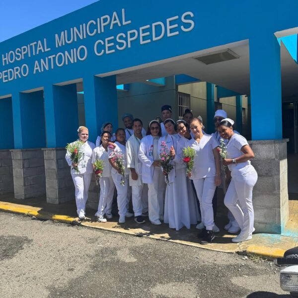 En un emotivo acto de fe y gratitud, celebramos una misa especial en honor a nuestras enfermeras, quienes representan los pilares fundamentales del cuidado, la entrega y la esperanza en nuestro centro de salud
