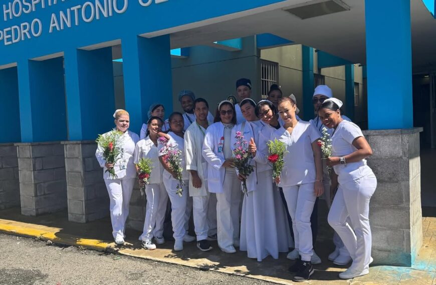 En un emotivo acto de fe y gratitud, celebramos una misa especial en honor a nuestras enfermeras, quienes representan los pilares fundamentales del cuidado, la entrega y la esperanza en nuestro centro de salud